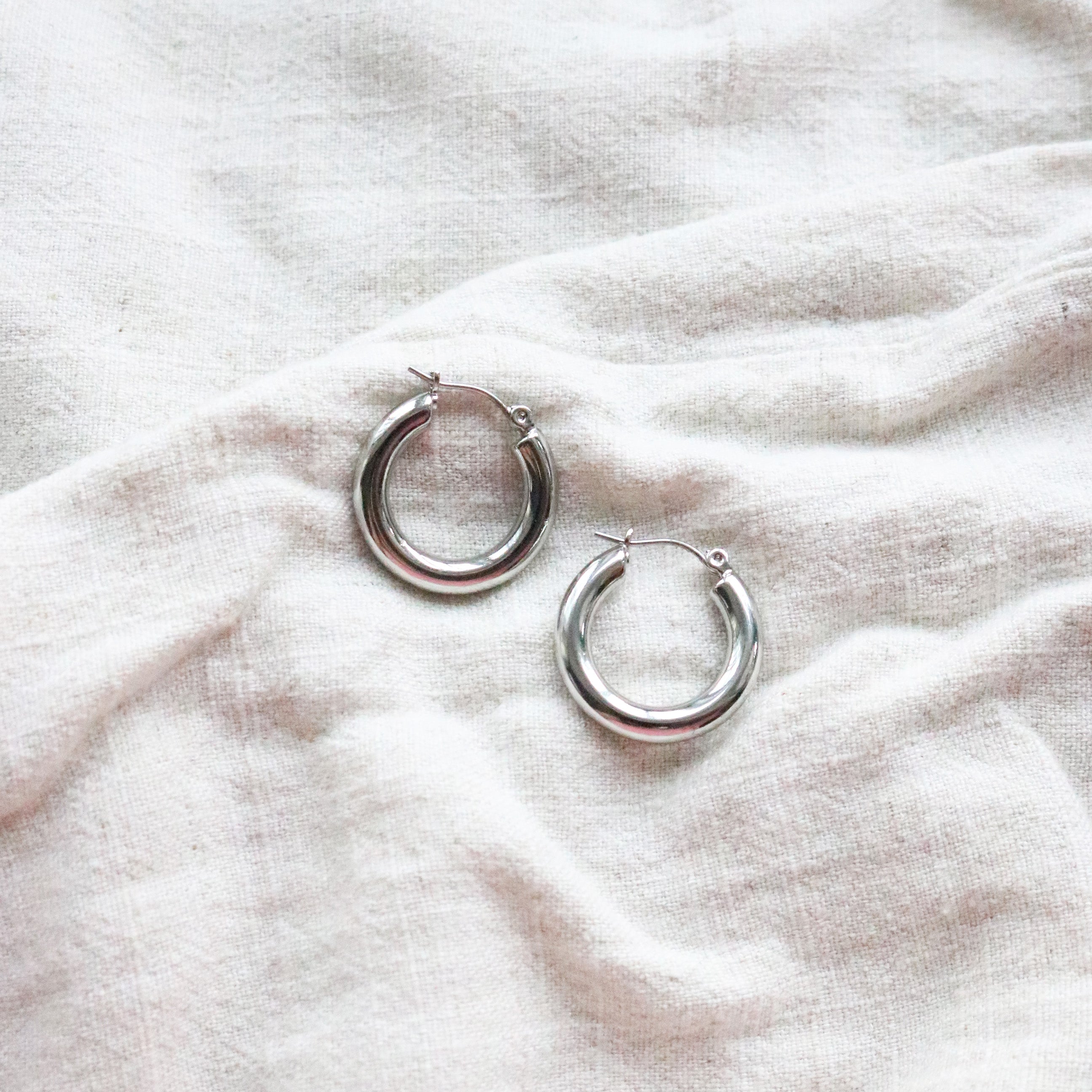 Basic Circle Hoops in Silver (18K Gold Plated)